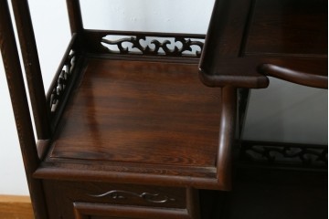 中古　美品　鉄刀木(タガヤサン)材　重厚で気品ある佇まいの透かし彫り入りの飾り棚　(R-087706)