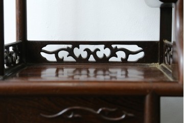中古　美品　鉄刀木(タガヤサン)材　重厚で気品ある佇まいの透かし彫り入りの飾り棚　(R-087706)