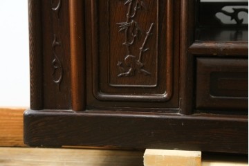 中古　美品　鉄刀木(タガヤサン)材　重厚で気品ある佇まいの透かし彫り入りの飾り棚　(R-087706)