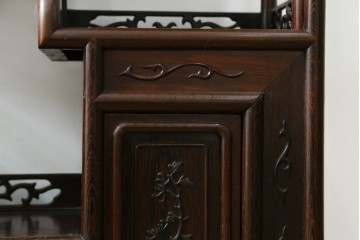 中古　美品　鉄刀木(タガヤサン)材　重厚で気品ある佇まいの透かし彫り入りの飾り棚　(R-087706)