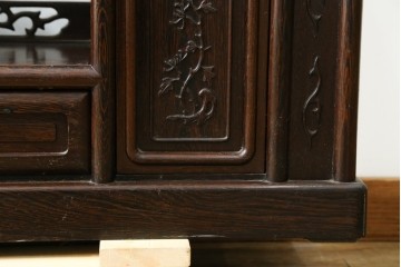 中古　美品　鉄刀木(タガヤサン)材　重厚で気品ある佇まいの透かし彫り入りの飾り棚　(R-087706)