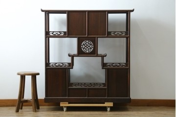 中古　美品　鉄刀木(タガヤサン)材　重厚で気品ある佇まいの透かし彫り入りの飾り棚　(R-087706)