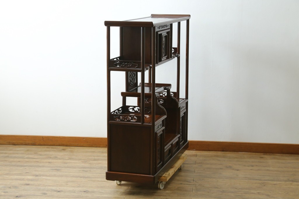 中古　鉄刀木(タガヤサン)材　重厚で気品ある佇まいの透かし彫り入りの飾り棚　(R-087706)