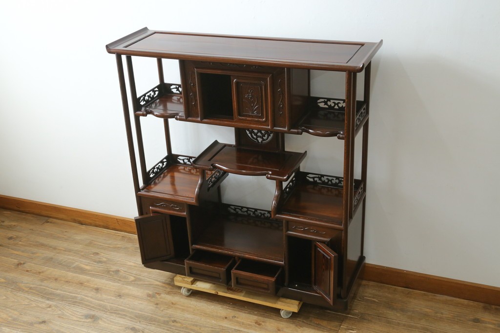 中古　鉄刀木(タガヤサン)材　重厚で気品ある佇まいの透かし彫り入りの飾り棚　(R-087706)