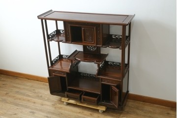 中古　鉄刀木(タガヤサン)材　重厚で気品ある佇まいの透かし彫り入りの飾り棚　(R-087706)