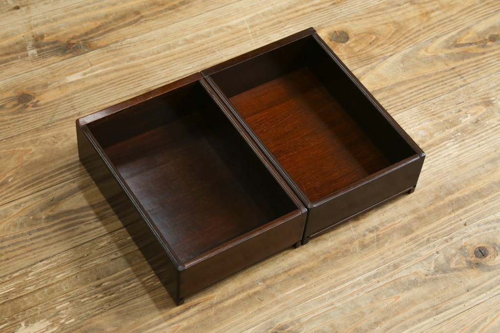 中古　鉄刀木(タガヤサン)材　重厚で気品ある佇まいの透かし彫り入りの飾り棚　(R-087706)