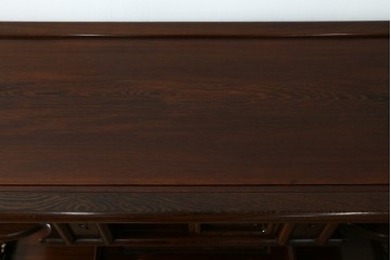 中古　鉄刀木(タガヤサン)材　重厚で気品ある佇まいの透かし彫り入りの飾り棚　(R-087706)