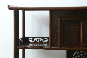 中古　鉄刀木(タガヤサン)材　重厚で気品ある佇まいの透かし彫り入りの飾り棚　(R-087706)