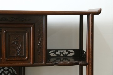 中古　鉄刀木(タガヤサン)材　重厚で気品ある佇まいの透かし彫り入りの飾り棚　(R-087706)