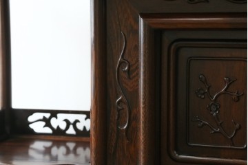 中古　鉄刀木(タガヤサン)材　重厚で気品ある佇まいの透かし彫り入りの飾り棚　(R-087706)