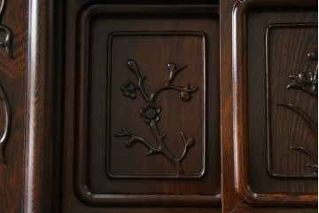 中古　鉄刀木(タガヤサン)材　重厚で気品ある佇まいの透かし彫り入りの飾り棚　(R-087706)