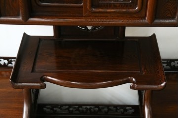 中古　鉄刀木(タガヤサン)材　重厚で気品ある佇まいの透かし彫り入りの飾り棚　(R-087706)