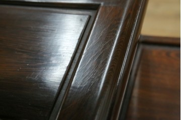 中古　鉄刀木(タガヤサン)材　重厚で気品ある佇まいの透かし彫り入りの飾り棚　(R-087706)