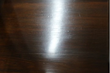 中古　鉄刀木(タガヤサン)材　重厚で気品ある佇まいの透かし彫り入りの飾り棚　(R-087706)
