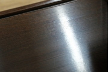 中古　鉄刀木(タガヤサン)材　重厚で気品ある佇まいの透かし彫り入りの飾り棚　(R-087706)
