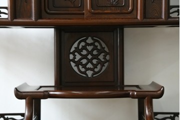 中古　鉄刀木(タガヤサン)材　重厚で気品ある佇まいの透かし彫り入りの飾り棚　(R-087706)