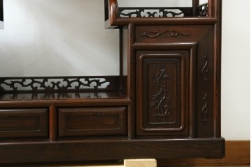中古　鉄刀木(タガヤサン)材　重厚で気品ある佇まいの透かし彫り入りの飾り棚　(R-087706)