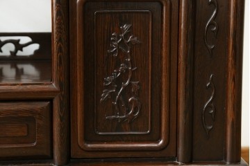 中古　鉄刀木(タガヤサン)材　重厚で気品ある佇まいの透かし彫り入りの飾り棚　(R-087706)