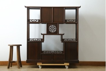 中古　鉄刀木(タガヤサン)材　重厚で気品ある佇まいの透かし彫り入りの飾り棚　(R-087706)