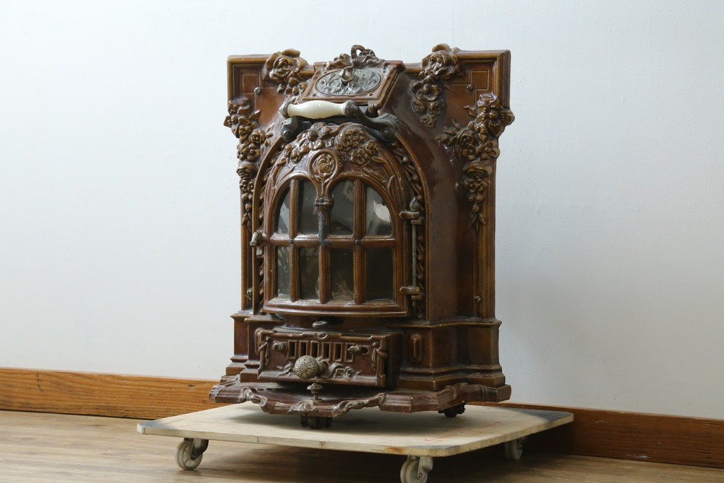 【簡易リペア限定品】　フランスアンティーク　Deville Cie(ド・ヴィル)社　アール・ヌーヴォーの立体装飾が美しいホーロー仕上げの石炭・薪ストーブ　(R-087707)
