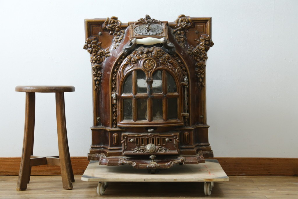 【簡易リペア限定品】　フランスアンティーク　Deville Cie(ド・ヴィル)社　アール・ヌーヴォーの立体装飾が美しいホーロー仕上げの石炭・薪ストーブ　(R-087707)