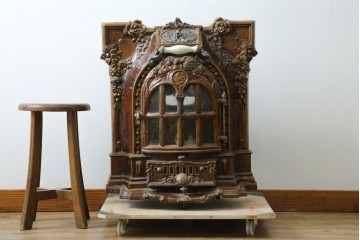 【簡易リペア限定品】　フランスアンティーク　Deville Cie(ド・ヴィル)社　アール・ヌーヴォーの立体装飾が美しいホーロー仕上げの石炭・薪ストーブ　(R-087707)
