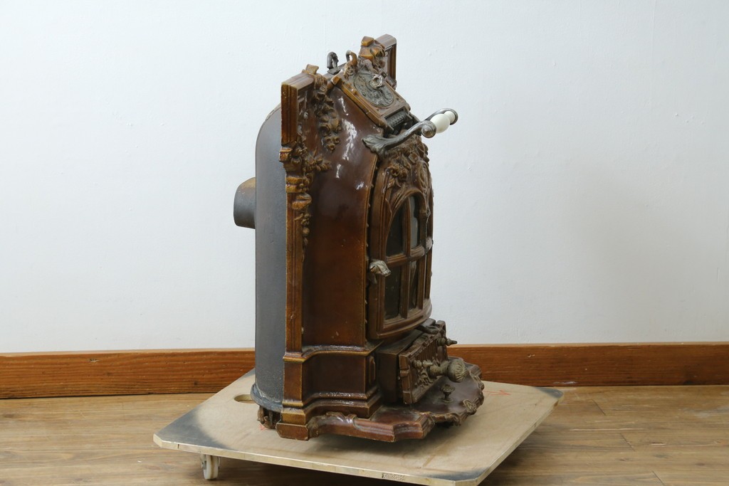 【簡易リペア限定品】　フランスアンティーク　Deville Cie(ド・ヴィル)社　アール・ヌーヴォーの立体装飾が美しいホーロー仕上げの石炭・薪ストーブ　(R-087707)