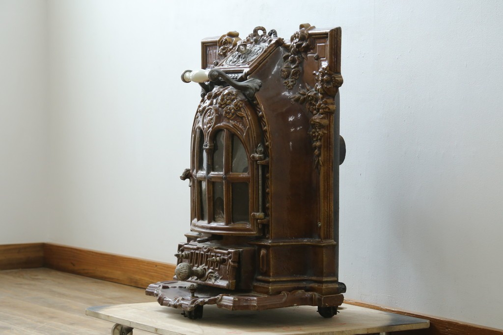 【簡易リペア限定品】　フランスアンティーク　Deville Cie(ド・ヴィル)社　アール・ヌーヴォーの立体装飾が美しいホーロー仕上げの石炭・薪ストーブ　(R-087707)