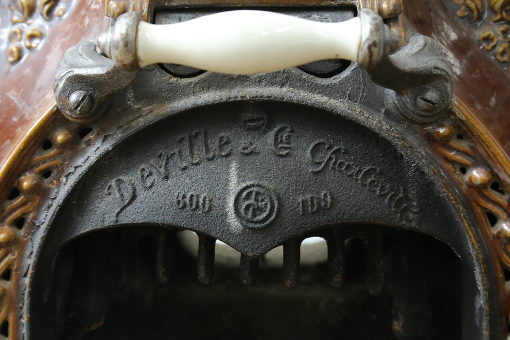 【簡易リペア限定品】　フランスアンティーク　Deville Cie(ド・ヴィル)社　アール・ヌーヴォーの立体装飾が美しいホーロー仕上げの石炭・薪ストーブ　(R-087707)
