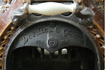 【簡易リペア限定品】　フランスアンティーク　Deville Cie(ド・ヴィル)社　アール・ヌーヴォーの立体装飾が美しいホーロー仕上げの石炭・薪ストーブ　(R-087707)