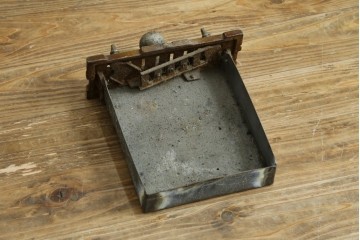 【簡易リペア限定品】　フランスアンティーク　Deville Cie(ド・ヴィル)社　アール・ヌーヴォーの立体装飾が美しいホーロー仕上げの石炭・薪ストーブ　(R-087707)