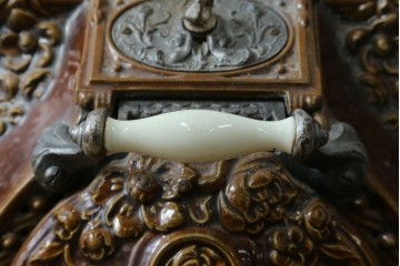 【簡易リペア限定品】　フランスアンティーク　Deville Cie(ド・ヴィル)社　アール・ヌーヴォーの立体装飾が美しいホーロー仕上げの石炭・薪ストーブ　(R-087707)