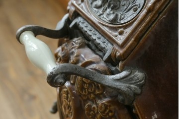 【簡易リペア限定品】　フランスアンティーク　Deville Cie(ド・ヴィル)社　アール・ヌーヴォーの立体装飾が美しいホーロー仕上げの石炭・薪ストーブ　(R-087707)
