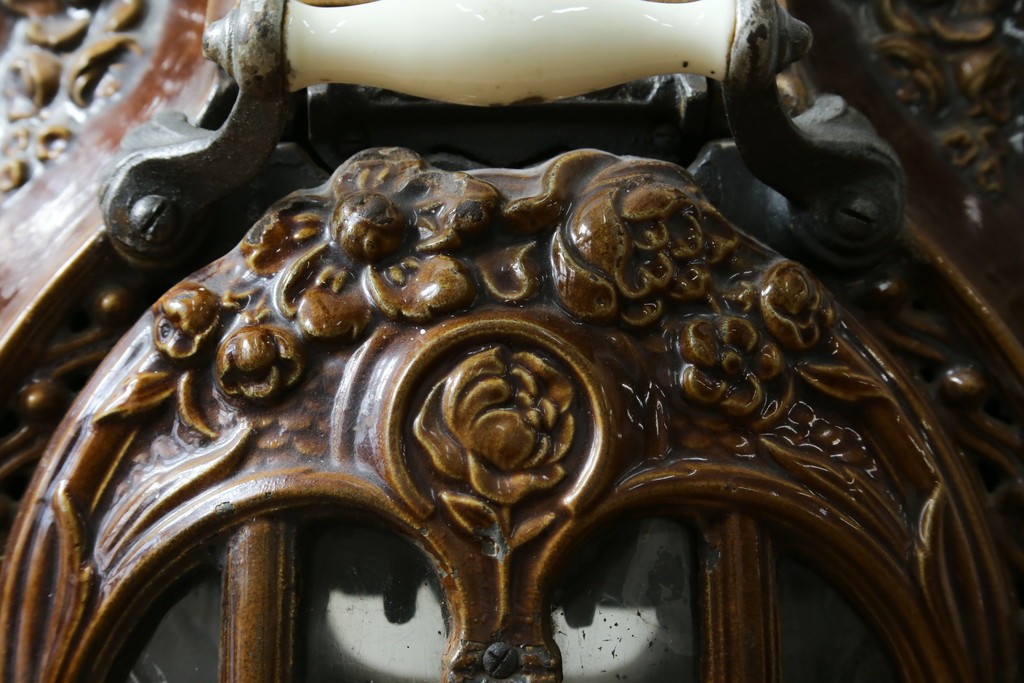 【簡易リペア限定品】　フランスアンティーク　Deville Cie(ド・ヴィル)社　アール・ヌーヴォーの立体装飾が美しいホーロー仕上げの石炭・薪ストーブ　(R-087707)
