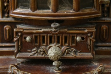 【簡易リペア限定品】　フランスアンティーク　Deville Cie(ド・ヴィル)社　アール・ヌーヴォーの立体装飾が美しいホーロー仕上げの石炭・薪ストーブ　(R-087707)