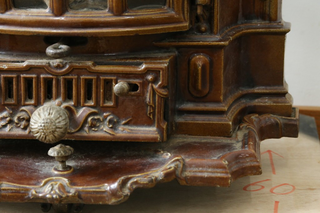 【簡易リペア限定品】　フランスアンティーク　Deville Cie(ド・ヴィル)社　アール・ヌーヴォーの立体装飾が美しいホーロー仕上げの石炭・薪ストーブ　(R-087707)