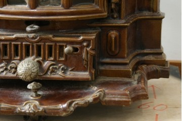 【簡易リペア限定品】　フランスアンティーク　Deville Cie(ド・ヴィル)社　アール・ヌーヴォーの立体装飾が美しいホーロー仕上げの石炭・薪ストーブ　(R-087707)