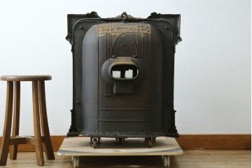 【簡易リペア限定品】　フランスアンティーク　Deville Cie(ド・ヴィル)社　アール・ヌーヴォーの立体装飾が美しいホーロー仕上げの石炭・薪ストーブ　(R-087707)