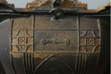 【簡易リペア限定品】　フランスアンティーク　Deville Cie(ド・ヴィル)社　アール・ヌーヴォーの立体装飾が美しいホーロー仕上げの石炭・薪ストーブ　(R-087707)