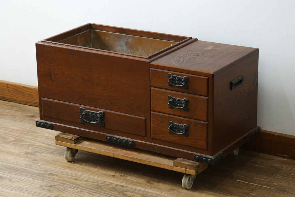 中古　欅(ケヤキ)材　和の風格感じる黒金具が趣深い長火鉢　(R-087710)