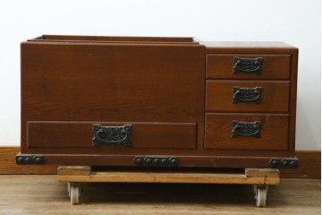中古　欅(ケヤキ)材　和の風格感じる黒金具が趣深い長火鉢　(R-087710)