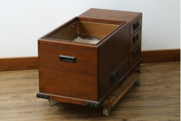 中古　欅(ケヤキ)材　和の風格感じる黒金具が趣深い長火鉢　(R-087710)