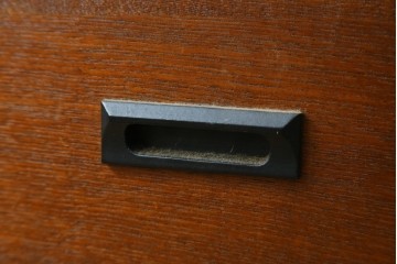 中古　欅(ケヤキ)材　和の風格感じる黒金具が趣深い長火鉢　(R-087710)