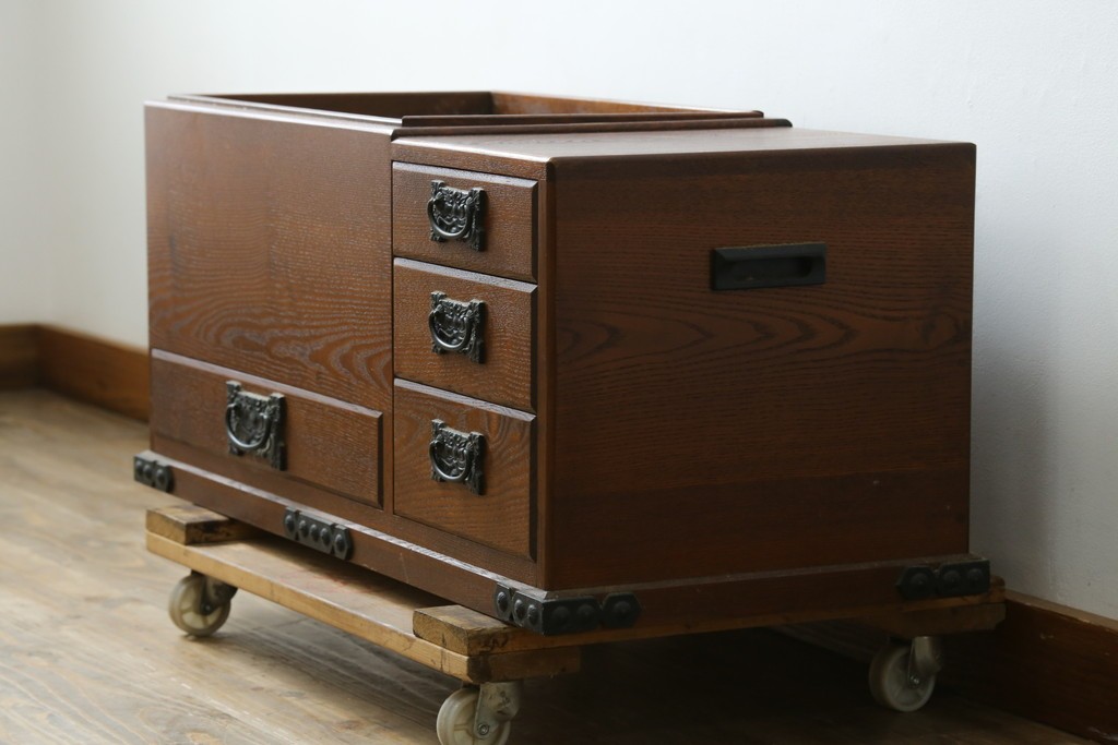 中古　欅(ケヤキ)材　和の風格感じる黒金具が趣深い長火鉢　(R-087710)