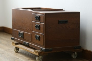 中古　欅(ケヤキ)材　和の風格感じる黒金具が趣深い長火鉢　(R-087710)