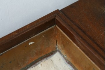 中古　欅(ケヤキ)材　和の風格感じる黒金具が趣深い長火鉢　(R-087710)