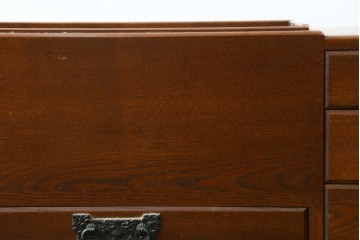 中古　欅(ケヤキ)材　和の風格感じる黒金具が趣深い長火鉢　(R-087710)
