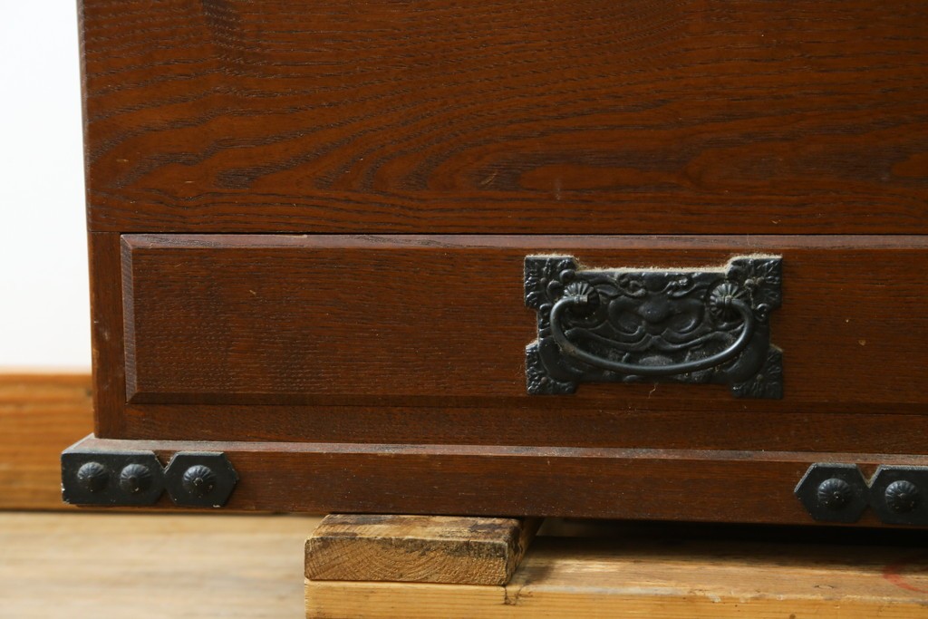 中古　欅(ケヤキ)材　和の風格感じる黒金具が趣深い長火鉢　(R-087710)