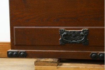 中古　欅(ケヤキ)材　和の風格感じる黒金具が趣深い長火鉢　(R-087710)