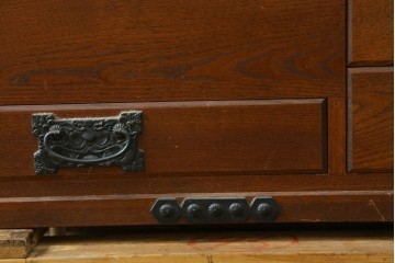 中古　欅(ケヤキ)材　和の風格感じる黒金具が趣深い長火鉢　(R-087710)